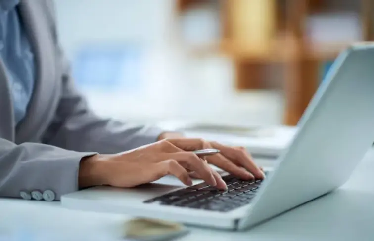 Pessoa a trabalhar em computador